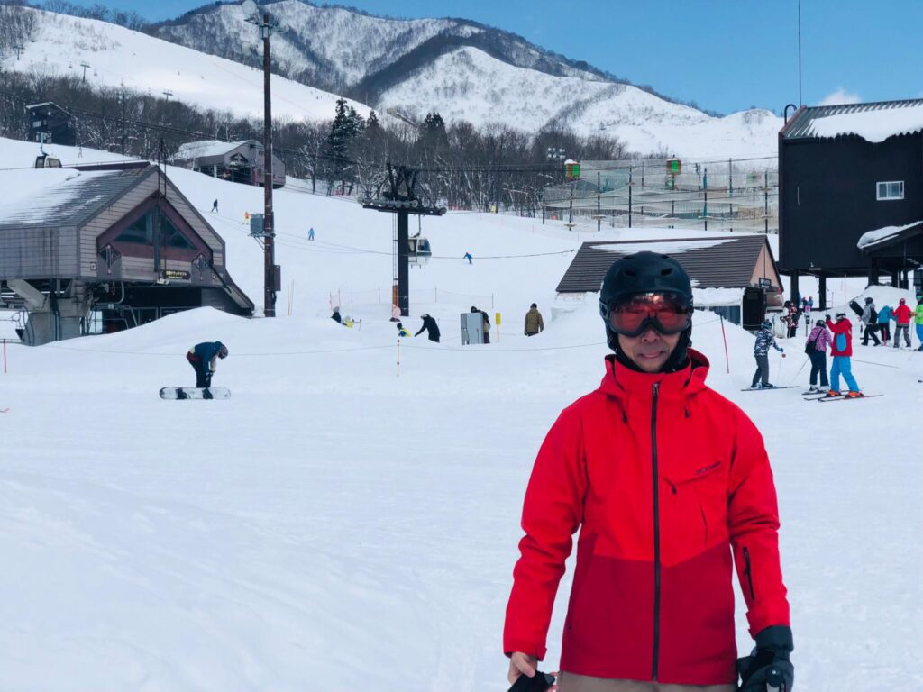 在上一篇，我們跟著梁德基（Ken Sir）回望他從香港工人家庭長大，趕上八十年代科技浪潮學編程、再投身創業；他賺過快錢，也背過沉重的債。直到1995年走進生命成長課程，他第一次被逼問：「你到底想要什麼？」——也從那一刻開始，他不再只靠衝刺證明自己，而是學會停下來，重整人生的方向。