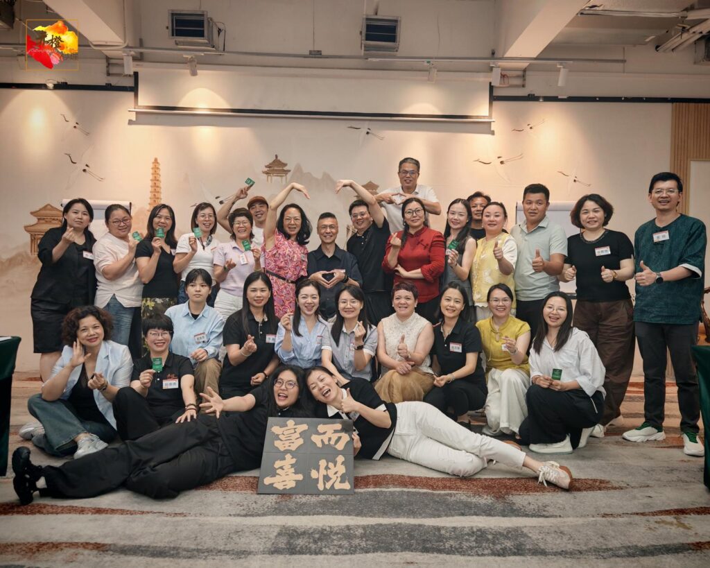 在上一篇，我們跟著梁德基（Ken Sir）回望他從香港工人家庭長大，趕上八十年代科技浪潮學編程、再投身創業；他賺過快錢，也背過沉重的債。直到1995年走進生命成長課程，他第一次被逼問：「你到底想要什麼？」——也從那一刻開始，他不再只靠衝刺證明自己，而是學會停下來，重整人生的方向。