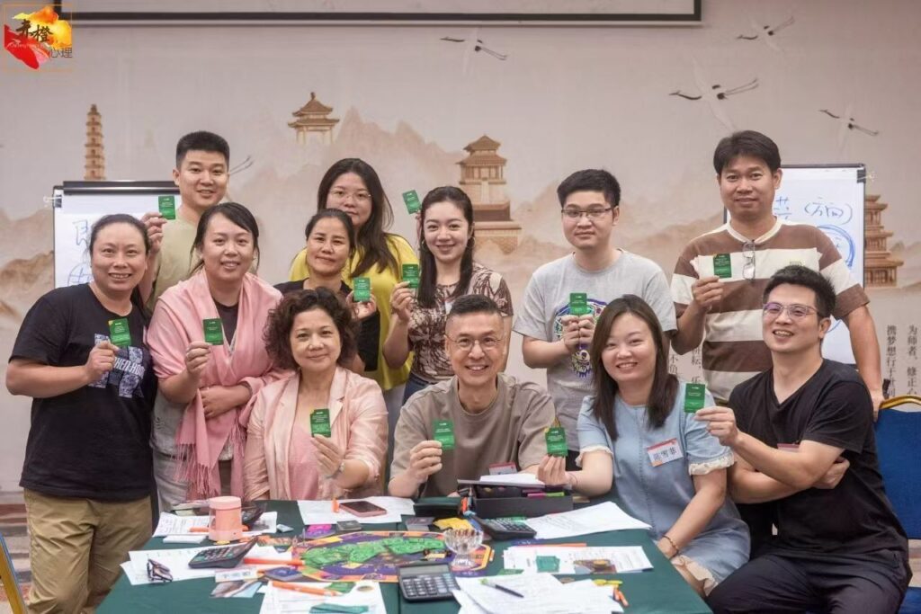 在上一篇，我們跟著梁德基（Ken Sir）回望他從香港工人家庭長大，趕上八十年代科技浪潮學編程、再投身創業；他賺過快錢，也背過沉重的債。直到1995年走進生命成長課程，他第一次被逼問：「你到底想要什麼？」——也從那一刻開始，他不再只靠衝刺證明自己，而是學會停下來，重整人生的方向。