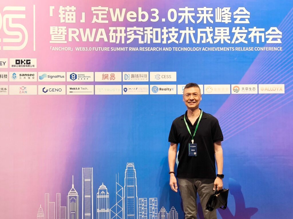 有些人的故事，精彩不在於一路順風，而在於他跌過、輸過、迷惘過，卻始終沒有把人生交給命運。Ken Sir走過香港七十年代的工人家庭、八十年代的科技浪潮，也經歷過創業賺到第一桶金、再到負債回港的沉重代價；他在生命成長領域深耕二十多年，見證無數人的覺醒，卻在疫情三年間被迫按下暫停鍵，重新面對恐懼與不確定。63歲這一年，一次腰傷讓他忽然明白：真正的自由，不只在財富與時間，更在身體能不能帶你走下去。這次專訪，我們跟著梁德基（Ken Sir）的節奏回望他如何把「沒有預備」活成一種方法——用真實拆解迷惘，用經歷提煉方向，並把一份對年輕世代的期待，安放在未來的路上。