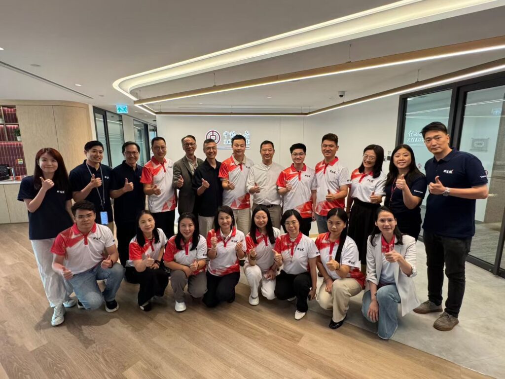 有些人的故事，精彩不在於一路順風，而在於他跌過、輸過、迷惘過，卻始終沒有把人生交給命運。Ken Sir走過香港七十年代的工人家庭、八十年代的科技浪潮，也經歷過創業賺到第一桶金、再到負債回港的沉重代價；他在生命成長領域深耕二十多年，見證無數人的覺醒，卻在疫情三年間被迫按下暫停鍵，重新面對恐懼與不確定。63歲這一年，一次腰傷讓他忽然明白：真正的自由，不只在財富與時間，更在身體能不能帶你走下去。這次專訪，我們跟著梁德基（Ken Sir）的節奏回望他如何把「沒有預備」活成一種方法——用真實拆解迷惘，用經歷提煉方向，並把一份對年輕世代的期待，安放在未來的路上。