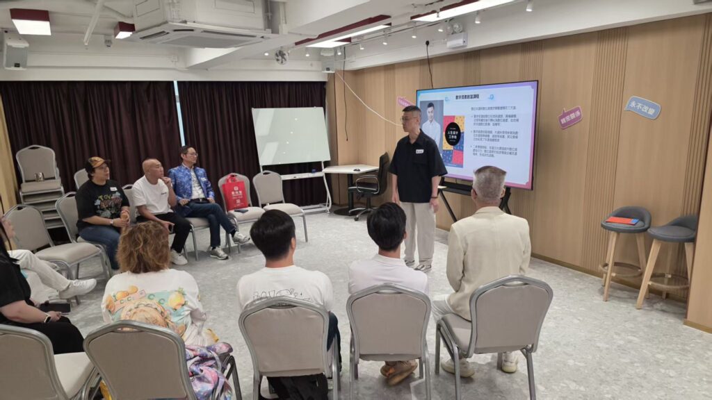 有些人的故事，精彩不在於一路順風，而在於他跌過、輸過、迷惘過，卻始終沒有把人生交給命運。Ken Sir走過香港七十年代的工人家庭、八十年代的科技浪潮，也經歷過創業賺到第一桶金、再到負債回港的沉重代價；他在生命成長領域深耕二十多年，見證無數人的覺醒，卻在疫情三年間被迫按下暫停鍵，重新面對恐懼與不確定。63歲這一年，一次腰傷讓他忽然明白：真正的自由，不只在財富與時間，更在身體能不能帶你走下去。這次專訪，我們跟著梁德基（Ken Sir）的節奏回望他如何把「沒有預備」活成一種方法——用真實拆解迷惘，用經歷提煉方向，並把一份對年輕世代的期待，安放在未來的路上。