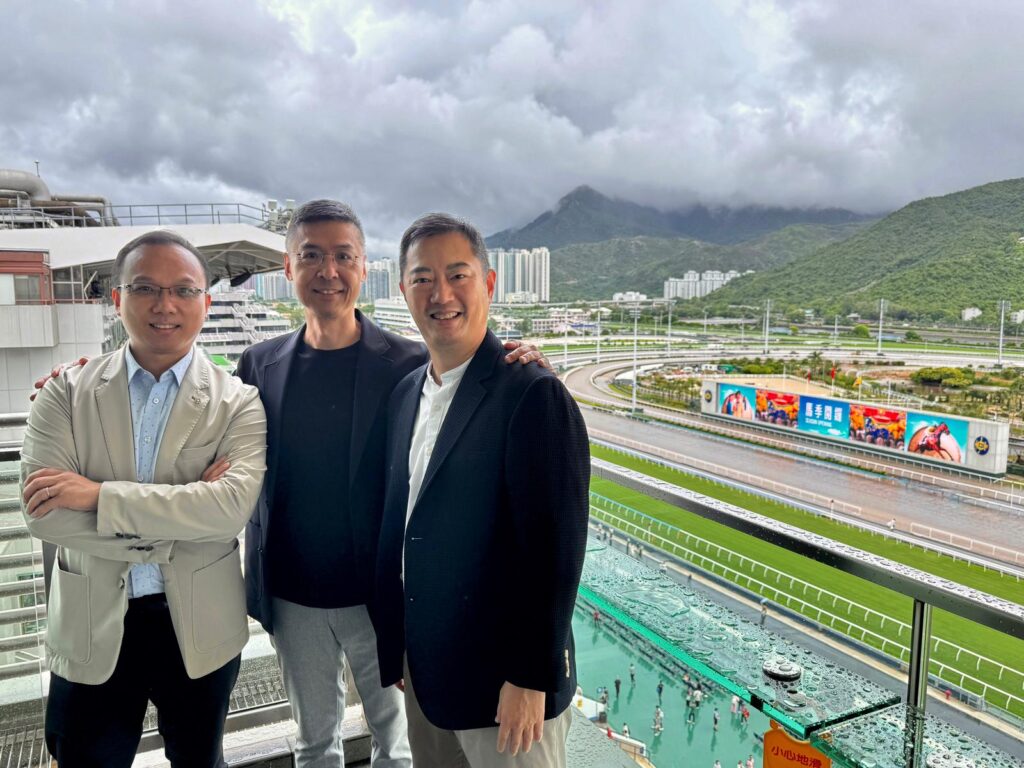 在上一篇，我們跟著梁德基（Ken Sir）回望他從香港工人家庭長大，趕上八十年代科技浪潮學編程、再投身創業；他賺過快錢，也背過沉重的債。直到1995年走進生命成長課程，他第一次被逼問：「你到底想要什麼？」——也從那一刻開始，他不再只靠衝刺證明自己，而是學會停下來，重整人生的方向。