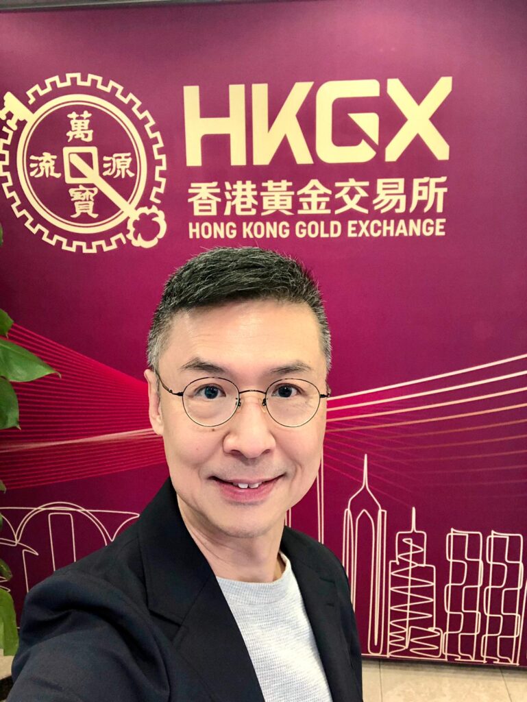 在上一篇，我們跟著梁德基（Ken Sir）回望他從香港工人家庭長大，趕上八十年代科技浪潮學編程、再投身創業；他賺過快錢，也背過沉重的債。直到1995年走進生命成長課程，他第一次被逼問：「你到底想要什麼？」——也從那一刻開始，他不再只靠衝刺證明自己，而是學會停下來，重整人生的方向。