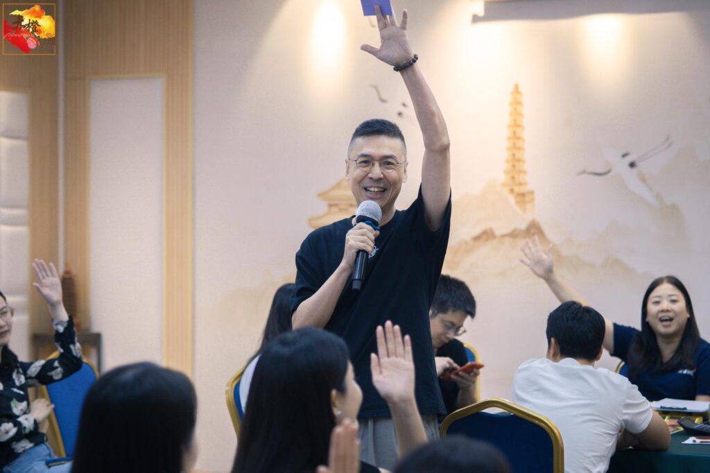 在上一篇，我們跟著梁德基（Ken Sir）回望他從香港工人家庭長大，趕上八十年代科技浪潮學編程、再投身創業；他賺過快錢，也背過沉重的債。直到1995年走進生命成長課程，他第一次被逼問：「你到底想要什麼？」——也從那一刻開始，他不再只靠衝刺證明自己，而是學會停下來，重整人生的方向。