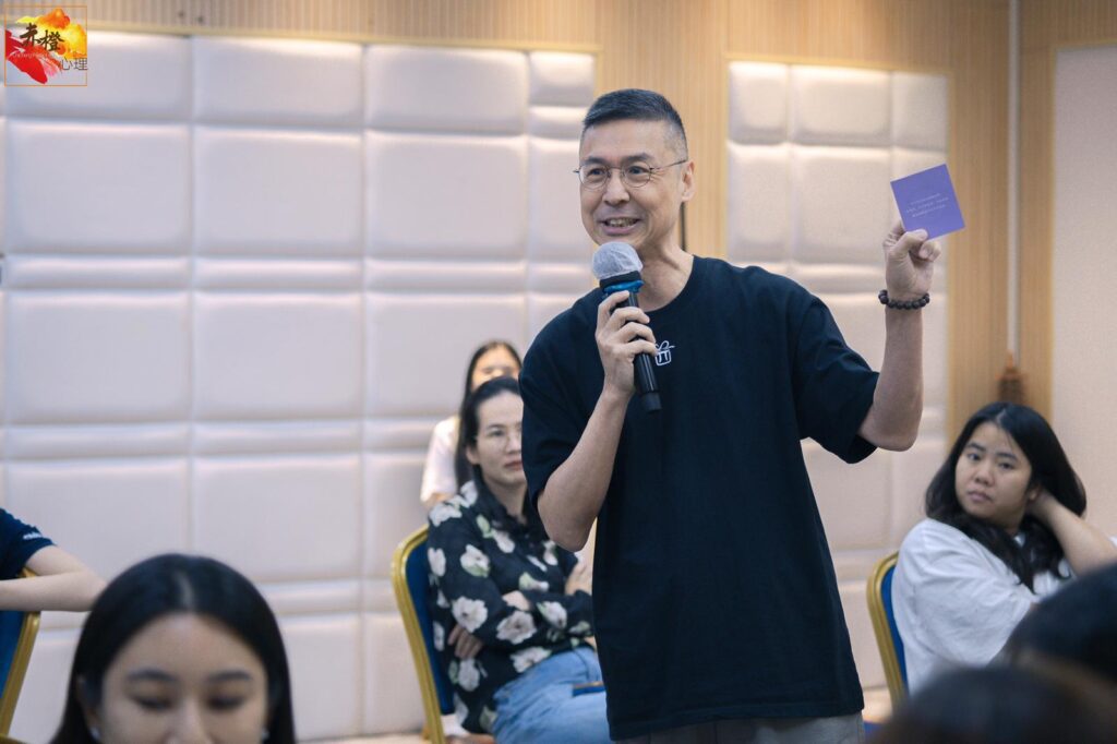 有些人的故事，精彩不在於一路順風，而在於他跌過、輸過、迷惘過，卻始終沒有把人生交給命運。Ken Sir走過香港七十年代的工人家庭、八十年代的科技浪潮，也經歷過創業賺到第一桶金、再到負債回港的沉重代價；他在生命成長領域深耕二十多年，見證無數人的覺醒，卻在疫情三年間被迫按下暫停鍵，重新面對恐懼與不確定。63歲這一年，一次腰傷讓他忽然明白：真正的自由，不只在財富與時間，更在身體能不能帶你走下去。這次專訪，我們跟著梁德基（Ken Sir）的節奏回望他如何把「沒有預備」活成一種方法——用真實拆解迷惘，用經歷提煉方向，並把一份對年輕世代的期待，安放在未來的路上。