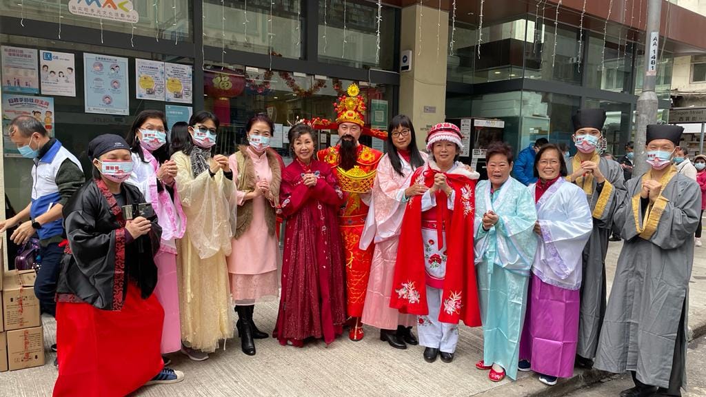 在黃埔天地的節慶現場，人群的腳步、攤位的叫賣、舞台的歌聲與笑聲，已經拼湊出一種熟悉的「過年的氣氛」。作為《第五屆漢文化節》主辦方代表、漢文化發展基金會長劉偉雄先生，他談起這個節日時，語氣不像在講一個大型計劃，更像在分享一個想讓大家開心、重新聚在一起的初心。他說，辦漢文化節的起點其實很簡單：希望中華文化能更自然、更自信地被看見、被理解。傳統不該只留在課本或博物館中，而是能透過一個又一個具體的活動，讓人親身感受到「原來可以咁博大精深」。