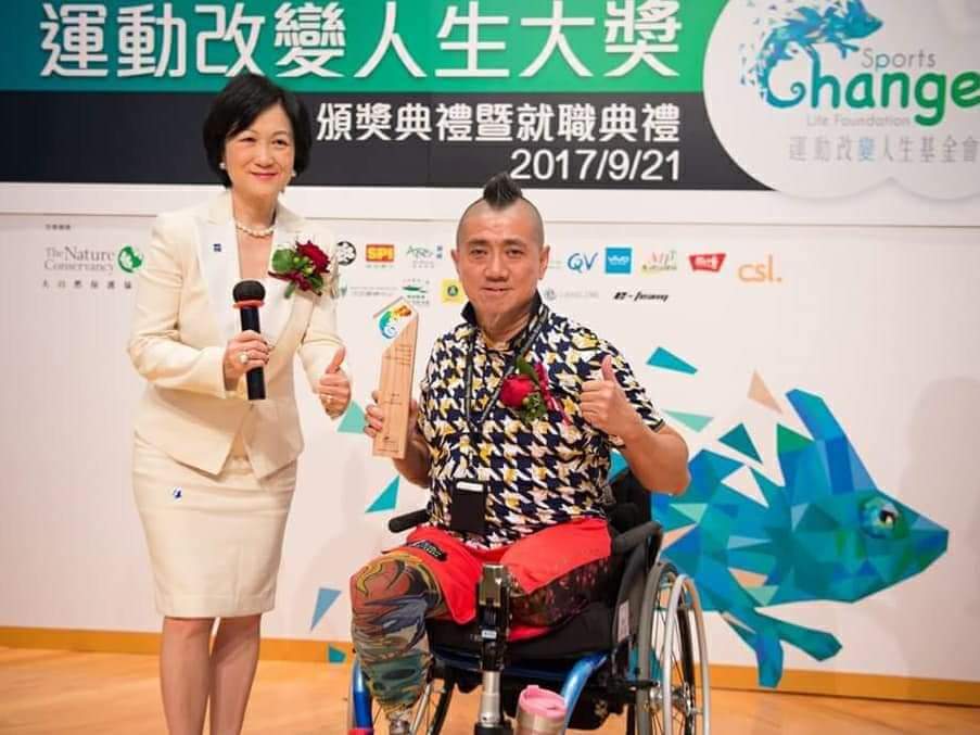 在台上，他一開口就能把全場氣氛拉近——不是靠煽情，而是靠一種很實在的力量：幽默、爽朗、直接，還有一份從逆境走出來的人才有的篤定。中國香港輪椅冰壺協會｜仇健明會長是是香港目前仍在推動冬季殘疾運動的代表人物之一。對他來說，輪椅並沒有把人生劃上句號，反而像把起跑線移到另一個位置，讓他用不同方式重新出發；而冰壺的意義也不止於運動本身，它更像一個讓人重拾節奏、重建信心與生活秩序的方法。