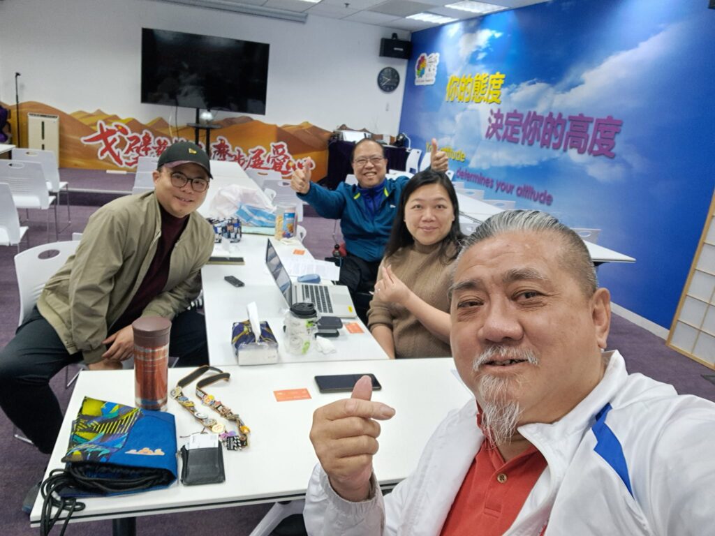 如果一項運動在本地欠缺場地、欠缺資源，也欠缺被認識的機會，它要怎樣活下去？在香港，有人選擇用最「貼地」的方法回答：先把運動帶到人群之中，讓大家看見、玩到、理解到，支持才有機會出現。3月29日，一場在荷里活廣場舉行的「地壺同樂（第一屆）慈善賽」即將登場；它既是推廣，也是籌款——為的是讓輪椅冰壺隊伍有更穩定的訓練與發展經費，繼續走向更多本地與海外賽事。這次《同悅》訪問了三位推動者：仇健明會長、林耀國會長，以及今次活動籌委會主席梁轉兒小姐，聽他們講述，怎樣在「資源未到位」的情況下，仍然把事情一步步推進。