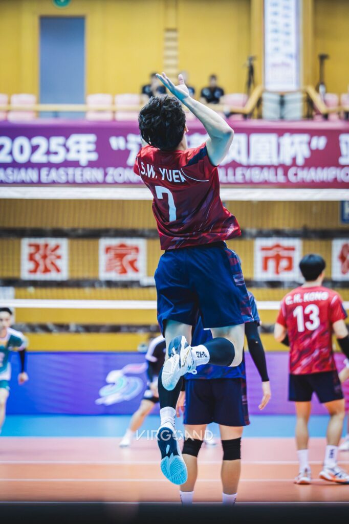 香港男子排球代表隊隊長 袁思偉,平日也是一名小學老師。兩個身份都要求同一種能力:在眾聲喧嘩之中保持專注,在有限時間裡做最踏實的準備。談到亞運,他沒有把話說得很滿,反而更想把球迷最關心的地方講清楚,然後把焦點放回球場:因為真正能為機會加分的,始終是表現與累積。