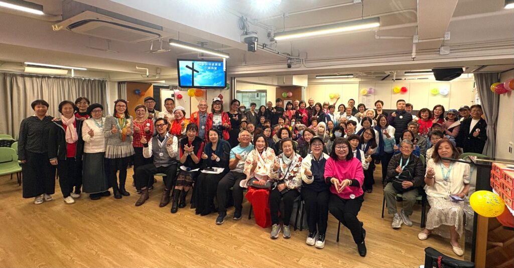 採訪那天，何應占先生（何sir）說話不花巧，句子也不急。他更像一位見慣風浪的前輩，把人生一段段攤開來講：從少年時的艱難自立，到警隊三十年的紀律與磨練，再到退休後仍在法律圈裡忙碌，最後把更多時間投向社區、合唱團與義工服務。聽他慢慢說，你會明白他不是在講「成功學」，而是在講一個人怎樣守住原則，也守住對人的溫度。