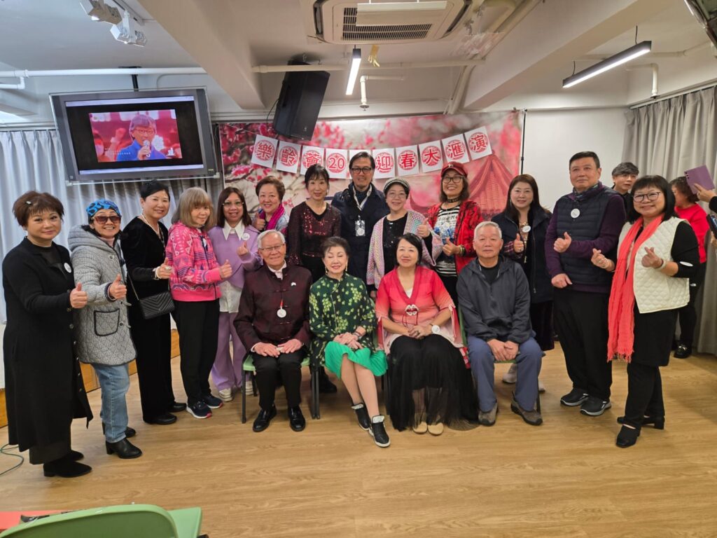 採訪那天，何應占先生（何sir）說話不花巧，句子也不急。他更像一位見慣風浪的前輩，把人生一段段攤開來講：從少年時的艱難自立，到警隊三十年的紀律與磨練，再到退休後仍在法律圈裡忙碌，最後把更多時間投向社區、合唱團與義工服務。聽他慢慢說，你會明白他不是在講「成功學」，而是在講一個人怎樣守住原則，也守住對人的溫度。