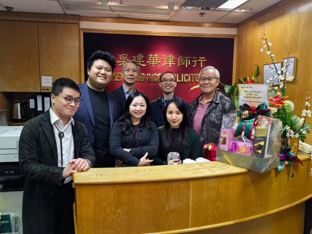 採訪那天，何應占先生（何sir）說話不花巧，句子也不急。他更像一位見慣風浪的前輩，把人生一段段攤開來講：從少年時的艱難自立，到警隊三十年的紀律與磨練，再到退休後仍在法律圈裡忙碌，最後把更多時間投向社區、合唱團與義工服務。聽他慢慢說，你會明白他不是在講「成功學」，而是在講一個人怎樣守住原則，也守住對人的溫度。