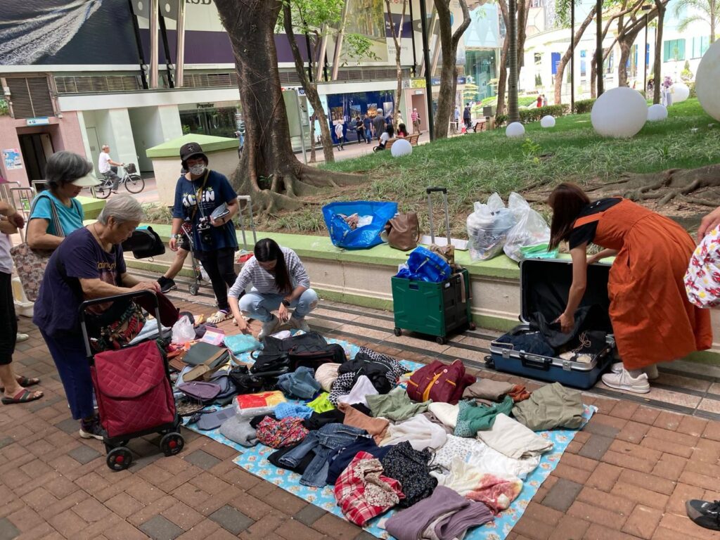 這是一篇關於行動的故事。張仙珍（阿仙）沒有成立組織、沒有大型計劃，但她長年在社區裡做著一件又一件「看起來很小」的事：幫街坊轉送用不著的物品、替貓義工找到急需的資源、陪年輕人走進真實的社會。她不高調、不急進，只是用自己的方式，把環保、照顧與教育融入日常，十幾年如一日。在這些看似零碎的行動背後，其實藏著一種對人的信任，對社區的感情，對土地的回應。這篇文章，記錄的不是一個壯烈的改變故事，而是一種溫和但堅定的實踐：當一個人願意持續這樣做下去，改變就會慢慢發生。