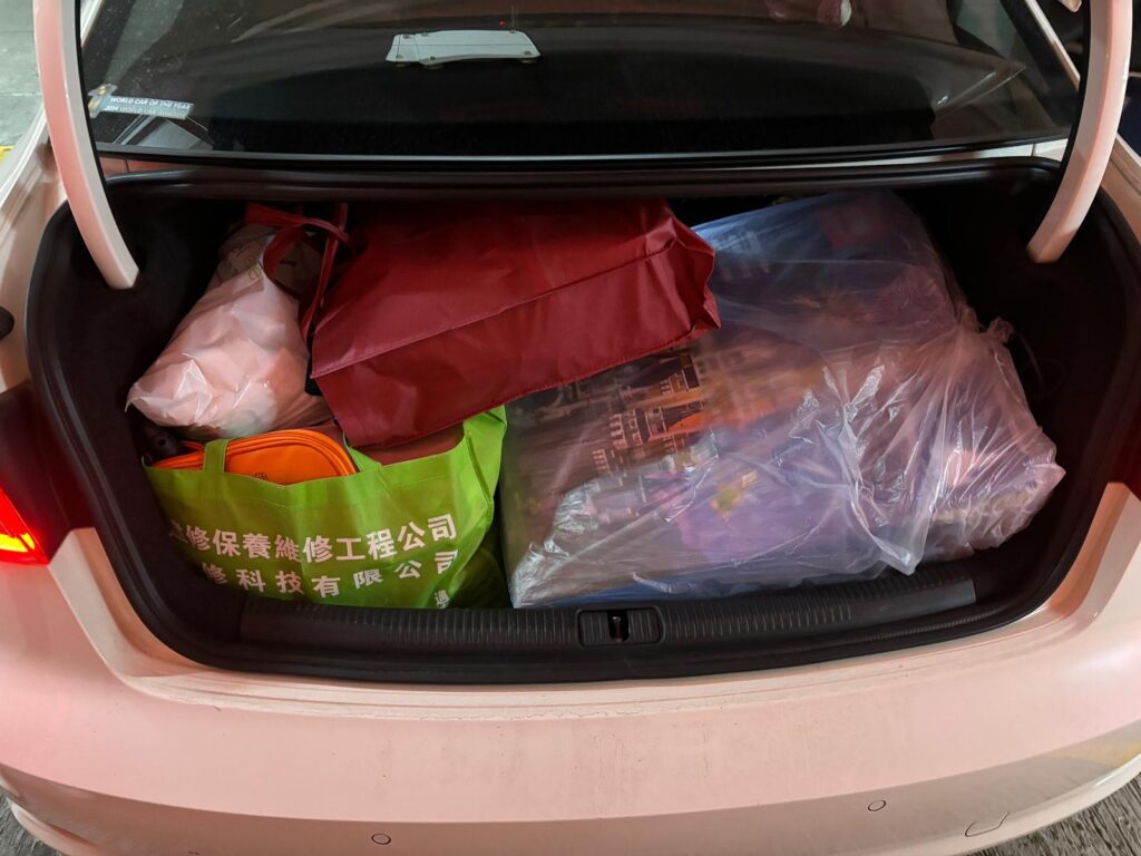 這是一篇關於行動的故事。張仙珍（阿仙）沒有成立組織、沒有大型計劃，但她長年在社區裡做著一件又一件「看起來很小」的事：幫街坊轉送用不著的物品、替貓義工找到急需的資源、陪年輕人走進真實的社會。她不高調、不急進，只是用自己的方式，把環保、照顧與教育融入日常，十幾年如一日。在這些看似零碎的行動背後，其實藏著一種對人的信任，對社區的感情，對土地的回應。這篇文章，記錄的不是一個壯烈的改變故事，而是一種溫和但堅定的實踐：當一個人願意持續這樣做下去，改變就會慢慢發生。