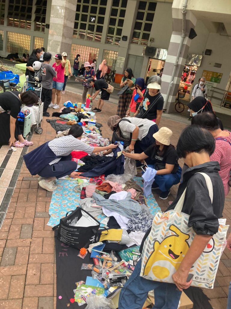 這是一篇關於行動的故事。張仙珍（阿仙）沒有成立組織、沒有大型計劃，但她長年在社區裡做著一件又一件「看起來很小」的事：幫街坊轉送用不著的物品、替貓義工找到急需的資源、陪年輕人走進真實的社會。她不高調、不急進，只是用自己的方式，把環保、照顧與教育融入日常，十幾年如一日。在這些看似零碎的行動背後，其實藏著一種對人的信任，對社區的感情，對土地的回應。這篇文章，記錄的不是一個壯烈的改變故事，而是一種溫和但堅定的實踐：當一個人願意持續這樣做下去，改變就會慢慢發生。