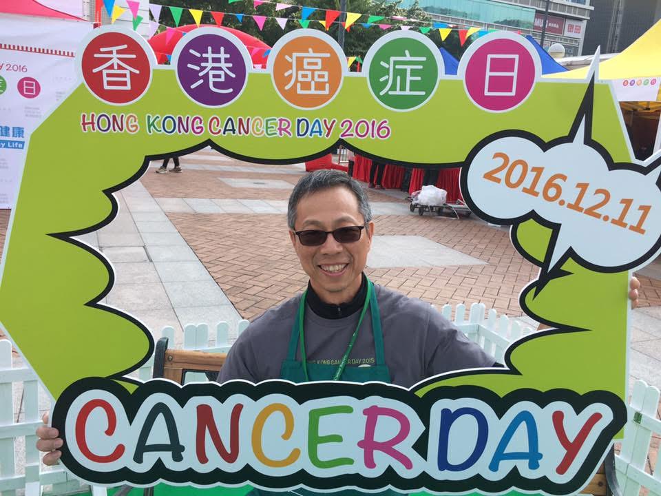 訪問尹錦榮(尹Sir),最深刻的不是他講過幾多「大事」,而是他講每一件事都很實在:遇上難關就逐步處理,面對不公就據理力爭;提到家人與學生,語氣更是乾脆——他在乎的從來不是自己有幾風光,而是身邊的人有沒有因為一句提醒、一次陪伴、一次被信任,而走得更穩。這次專訪,他由一份「聖誕禮物」說起,講到如何在病痛與職場之間重排人生次序,最後落到他最在乎的教育信念:用榜樣、用信任、用時間,去成就下一代。