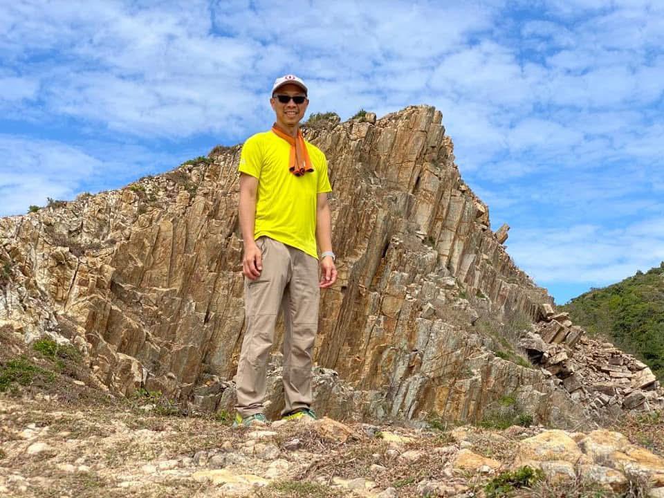 訪問尹錦榮(尹Sir),最深刻的不是他講過幾多「大事」,而是他講每一件事都很實在:遇上難關就逐步處理,面對不公就據理力爭;提到家人與學生,語氣更是乾脆——他在乎的從來不是自己有幾風光,而是身邊的人有沒有因為一句提醒、一次陪伴、一次被信任,而走得更穩。這次專訪,他由一份「聖誕禮物」說起,講到如何在病痛與職場之間重排人生次序,最後落到他最在乎的教育信念:用榜樣、用信任、用時間,去成就下一代。