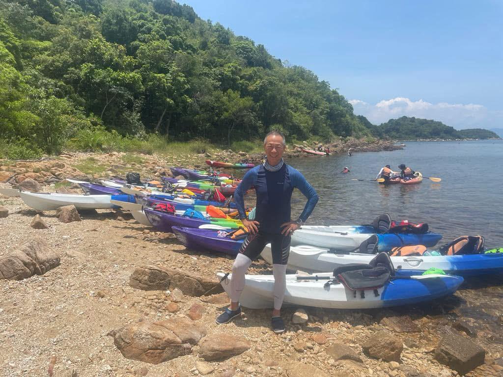 筲箕灣東官立中學榮休老師｜尹錦榮（尹Sir）談教育時，最強調的不是催谷，而是次序：先讓學生嘗試、完成，再在合適的時機指出可改善之處。他認為，若學生一開始做每一步都被糾正、被否定，最後只會變得怕錯、怕做；相反，當學生先親身感受到哪裏卡住、哪裏做得不順，才更願意聽建議、也更容易把方法內化。對他來說，「教」不是替學生行完每一步，而是設計一條走得到的路，讓學生在過程中建立能力與信心——這也是他多年與不同學生相處後，最踏實的一個結論：有效的教育，是把人帶上去，而不是把人壓下去。