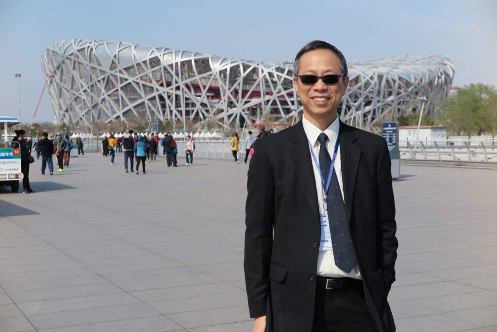 訪問尹錦榮(尹Sir),最深刻的不是他講過幾多「大事」,而是他講每一件事都很實在:遇上難關就逐步處理,面對不公就據理力爭;提到家人與學生,語氣更是乾脆——他在乎的從來不是自己有幾風光,而是身邊的人有沒有因為一句提醒、一次陪伴、一次被信任,而走得更穩。這次專訪,他由一份「聖誕禮物」說起,講到如何在病痛與職場之間重排人生次序,最後落到他最在乎的教育信念:用榜樣、用信任、用時間,去成就下一代。