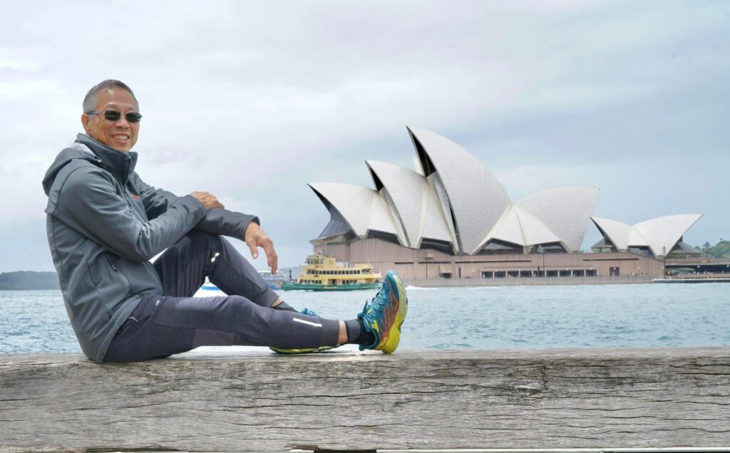 訪問尹錦榮(尹Sir),最深刻的不是他講過幾多「大事」,而是他講每一件事都很實在:遇上難關就逐步處理,面對不公就據理力爭;提到家人與學生,語氣更是乾脆——他在乎的從來不是自己有幾風光,而是身邊的人有沒有因為一句提醒、一次陪伴、一次被信任,而走得更穩。這次專訪,他由一份「聖誕禮物」說起,講到如何在病痛與職場之間重排人生次序,最後落到他最在乎的教育信念:用榜樣、用信任、用時間,去成就下一代。