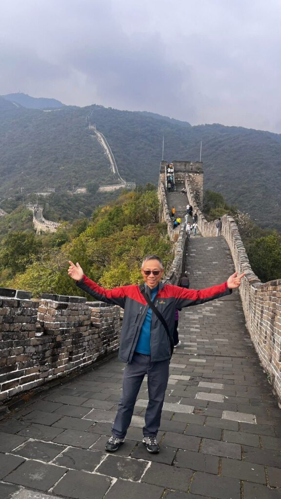 筲箕灣東官立中學榮休老師｜尹錦榮（尹Sir）談教育時，最強調的不是催谷，而是次序：先讓學生嘗試、完成，再在合適的時機指出可改善之處。他認為，若學生一開始做每一步都被糾正、被否定，最後只會變得怕錯、怕做；相反，當學生先親身感受到哪裏卡住、哪裏做得不順，才更願意聽建議、也更容易把方法內化。對他來說，「教」不是替學生行完每一步，而是設計一條走得到的路，讓學生在過程中建立能力與信心——這也是他多年與不同學生相處後，最踏實的一個結論：有效的教育，是把人帶上去，而不是把人壓下去。