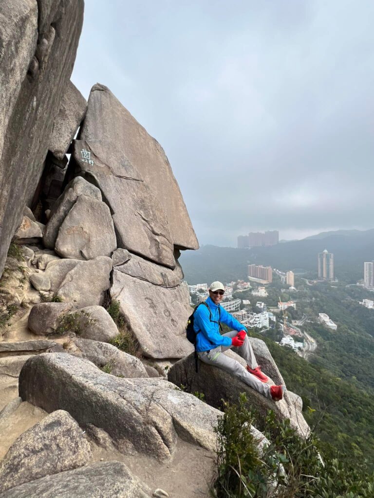 筲箕灣東官立中學榮休老師｜尹錦榮（尹Sir）談教育時，最強調的不是催谷，而是次序：先讓學生嘗試、完成，再在合適的時機指出可改善之處。他認為，若學生一開始做每一步都被糾正、被否定，最後只會變得怕錯、怕做；相反，當學生先親身感受到哪裏卡住、哪裏做得不順，才更願意聽建議、也更容易把方法內化。對他來說，「教」不是替學生行完每一步，而是設計一條走得到的路，讓學生在過程中建立能力與信心——這也是他多年與不同學生相處後，最踏實的一個結論：有效的教育，是把人帶上去，而不是把人壓下去。