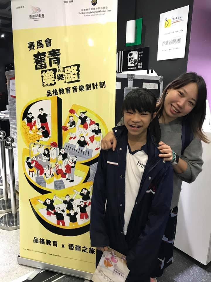 在炮台山循道衛理中學,有一位老師選擇以影像喚起社會對青少年的理解與關注。她就是李天慧老師,學生們親切地稱她為 「Miss Vicky」 或「小V老師」。在教學崗位之外,Vicky默默推動一項深具意義的創作計劃——她以學生的生命故事為藍本,製作了一系列微電影。透過這些影像作品,一群常被忽略的特殊教育需要(SEN)學生,得以表達自己,讓公眾重新認識他們的堅持與潛能。這不僅是一位老師的努力,更是一份對生命的理解與尊重。