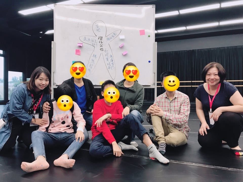 她的教學生涯並非一開始就規劃好的道路。從翻譯系畢業後,曾在工廠跟單、雜誌社做公關,生活圍繞著數字、效率與利益。在一次偶然的機會下踏進校園,她才真正走上與學生同行的路。李天慧老師Vicky現於一所特殊學習需要的中學任教,將戲劇、英文、生命教育與AI科技融合,開展出屬於自己的教學方式。這不只是教書的故事,更是一場關於理解、陪伴與選擇的探索。透過她的經歷,我們得以看見一種不一樣的教育風景——真誠而踏實。