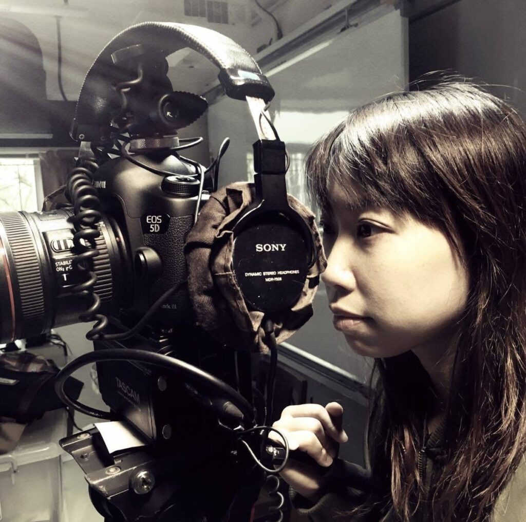 在炮台山循道衛理中學,有一位老師選擇以影像喚起社會對青少年的理解與關注。她就是李天慧老師,學生們親切地稱她為 「Miss Vicky」 或「小V老師」。在教學崗位之外,Vicky默默推動一項深具意義的創作計劃——她以學生的生命故事為藍本,製作了一系列微電影。透過這些影像作品,一群常被忽略的特殊教育需要(SEN)學生,得以表達自己,讓公眾重新認識他們的堅持與潛能。這不僅是一位老師的努力,更是一份對生命的理解與尊重。