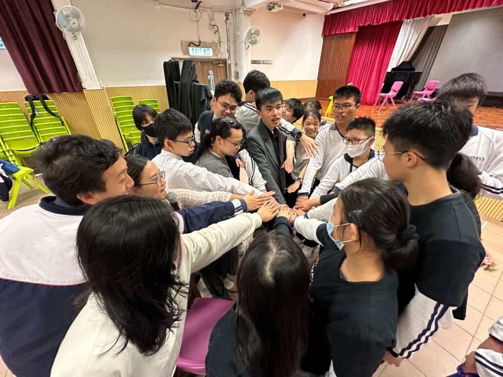 在炮台山循道衛理中學,有一位老師選擇以影像喚起社會對青少年的理解與關注。她就是李天慧老師,學生們親切地稱她為 「Miss Vicky」 或「小V老師」。在教學崗位之外,Vicky默默推動一項深具意義的創作計劃——她以學生的生命故事為藍本,製作了一系列微電影。透過這些影像作品,一群常被忽略的特殊教育需要(SEN)學生,得以表達自己,讓公眾重新認識他們的堅持與潛能。這不僅是一位老師的努力,更是一份對生命的理解與尊重。