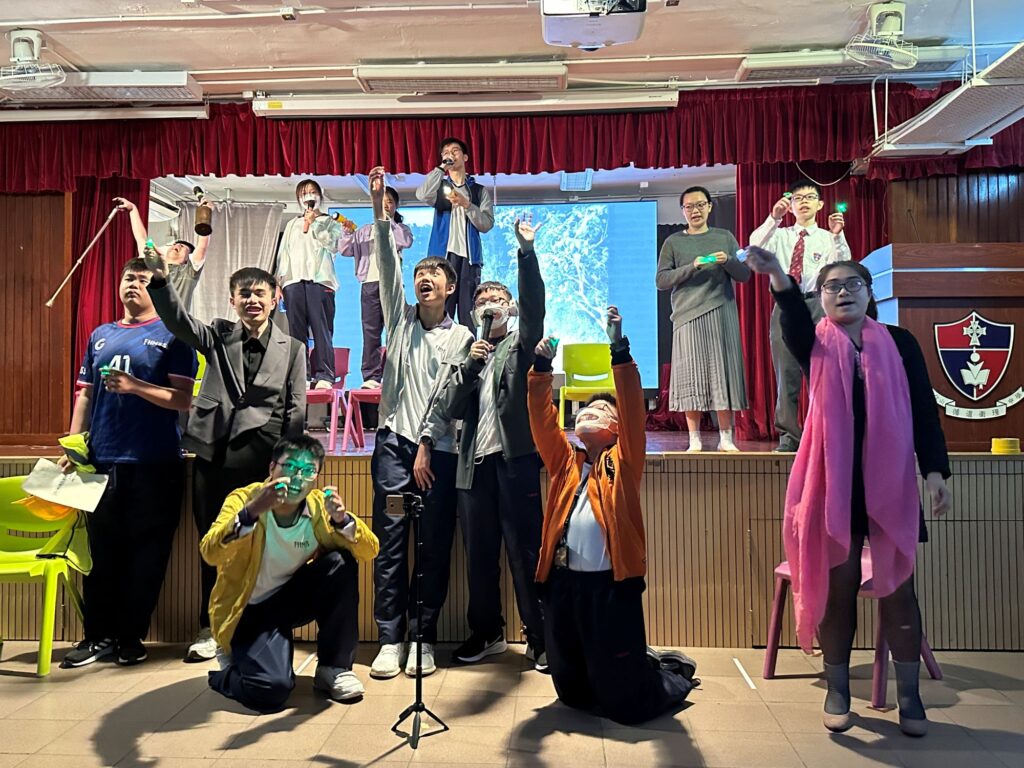 在炮台山循道衛理中學,有一位老師選擇以影像喚起社會對青少年的理解與關注。她就是李天慧老師,學生們親切地稱她為 「Miss Vicky」 或「小V老師」。在教學崗位之外,Vicky默默推動一項深具意義的創作計劃——她以學生的生命故事為藍本,製作了一系列微電影。透過這些影像作品,一群常被忽略的特殊教育需要(SEN)學生,得以表達自己,讓公眾重新認識他們的堅持與潛能。這不僅是一位老師的努力,更是一份對生命的理解與尊重。