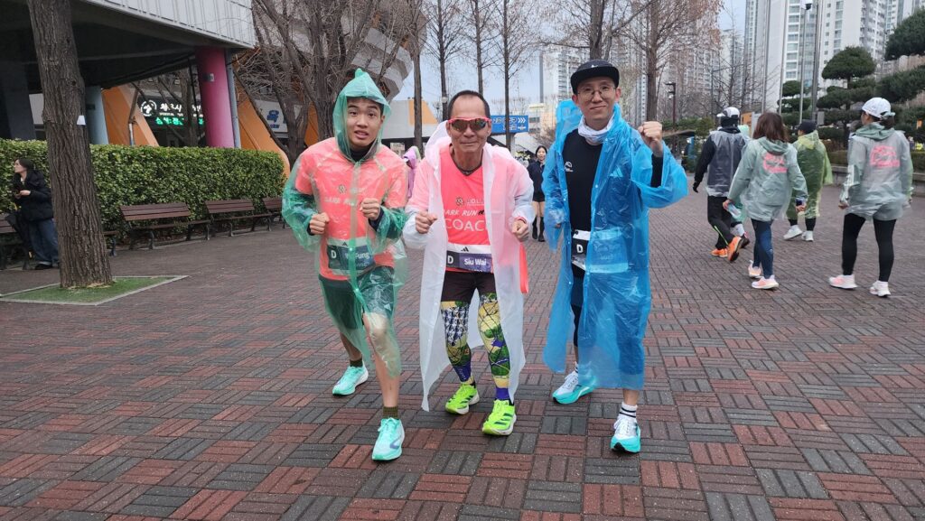 在黑暗中奔跑，需要的不只是勇氣，還有信念與愛。梁小偉（Gary），一位視障跑手，同時是「不倒翁共融運動協會」的創辦人，用他的每一步，為弱勢發聲，也為生命注入無限可能。雖然天生患有視網膜色素病變，Gary並非一開始就完全失明，而是在成年後視力逐漸退化，最終於2009年完全陷入黑暗。即使面對視覺的完全喪失，他仍憑著堅毅不屈的精神，一次又一次完成艱鉅的慈善長跑挑戰。他以親身經歷啟發社會，鼓勵更多人投身助人行列，攜手共建一個真正傷健共融的世界。