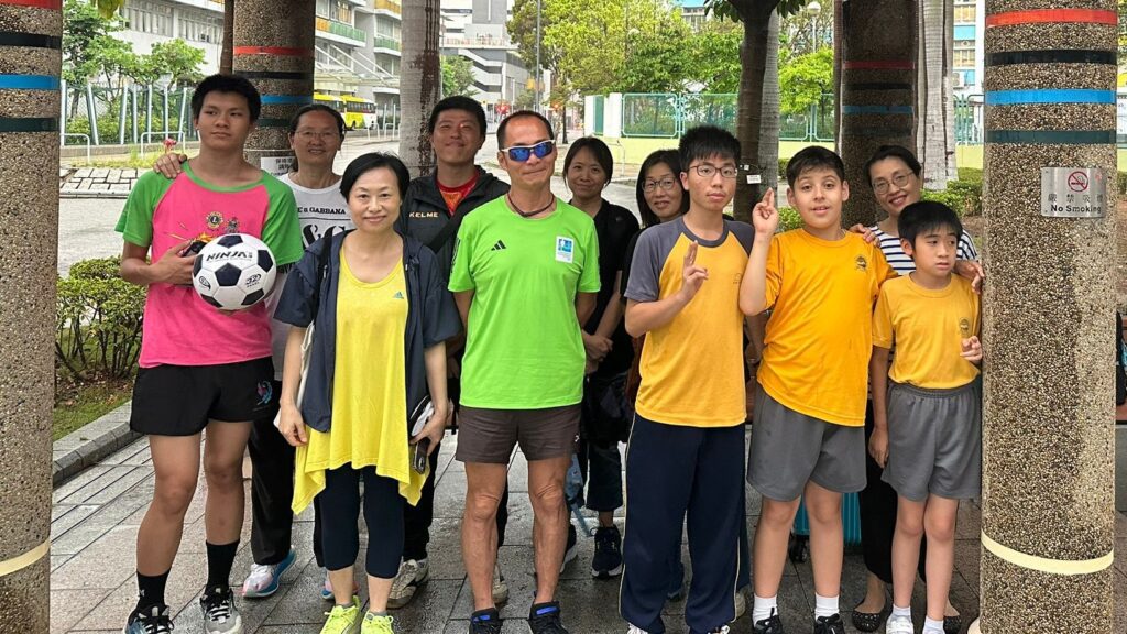 從「靠自己跑得更遠」，到「與他人同行跑得更久」，視障跑手梁小偉（Gary）從不倒翁共融運動協會的創辦人身分出發，走出黑暗，跑進無數人的生命。這次的專訪，不再聚焦於他的個人挑戰，而是深入了解他在推動共融運動過程中，與SEN（特殊教育需要）孩子們的真實互動點滴——那些看似微不足道的片段，卻往往蘊藏最深刻的改變力量。