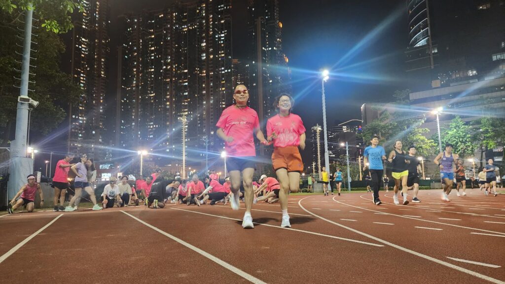 從「靠自己跑得更遠」，到「與他人同行跑得更久」，視障跑手梁小偉（Gary）從不倒翁共融運動協會的創辦人身分出發，走出黑暗，跑進無數人的生命。這次的專訪，不再聚焦於他的個人挑戰，而是深入了解他在推動共融運動過程中，與SEN（特殊教育需要）孩子們的真實互動點滴——那些看似微不足道的片段，卻往往蘊藏最深刻的改變力量。