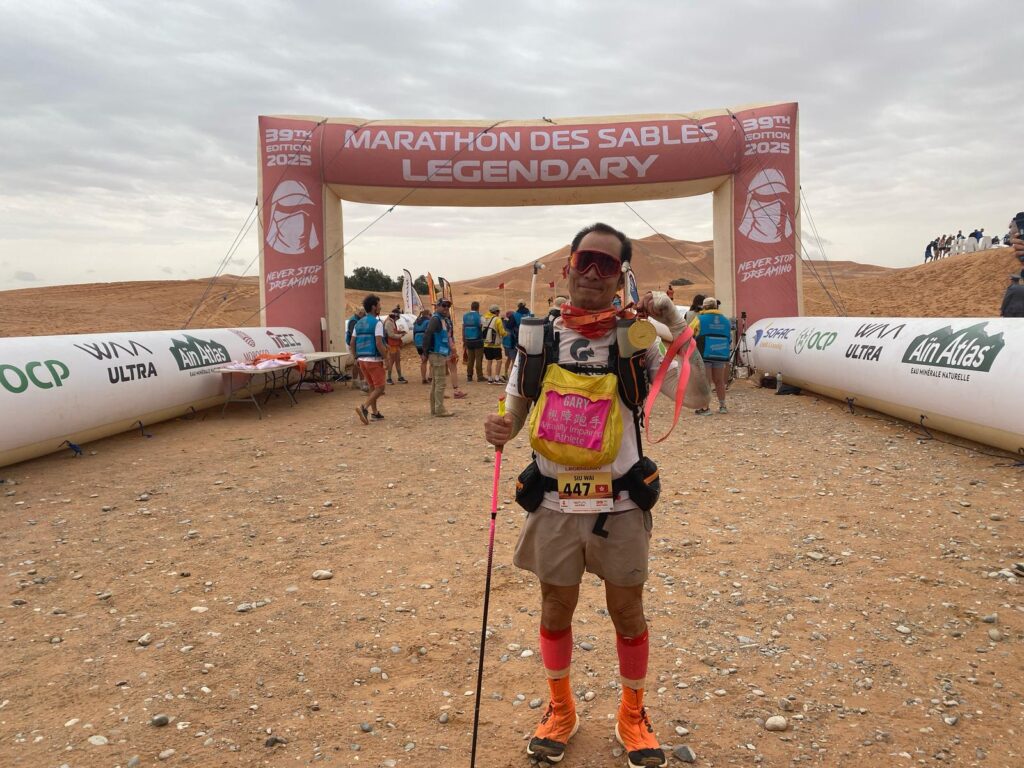 在黑暗中奔跑，需要的不只是勇氣，還有信念與愛。梁小偉（Gary），一位視障跑手，同時是「不倒翁共融運動協會」的創辦人，用他的每一步，為弱勢發聲，也為生命注入無限可能。雖然天生患有視網膜色素病變，Gary並非一開始就完全失明，而是在成年後視力逐漸退化，最終於2009年完全陷入黑暗。即使面對視覺的完全喪失，他仍憑著堅毅不屈的精神，一次又一次完成艱鉅的慈善長跑挑戰。他以親身經歷啟發社會，鼓勵更多人投身助人行列，攜手共建一個真正傷健共融的世界。