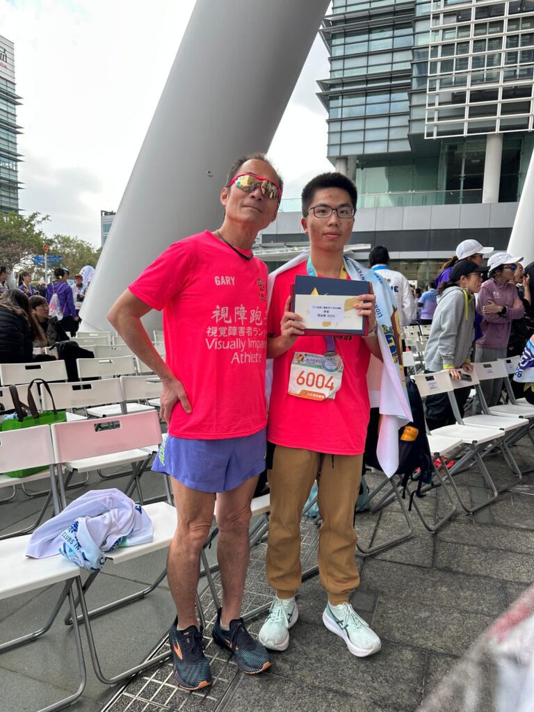 從「靠自己跑得更遠」，到「與他人同行跑得更久」，視障跑手梁小偉（Gary）從不倒翁共融運動協會的創辦人身分出發，走出黑暗，跑進無數人的生命。這次的專訪，不再聚焦於他的個人挑戰，而是深入了解他在推動共融運動過程中，與SEN（特殊教育需要）孩子們的真實互動點滴——那些看似微不足道的片段，卻往往蘊藏最深刻的改變力量。