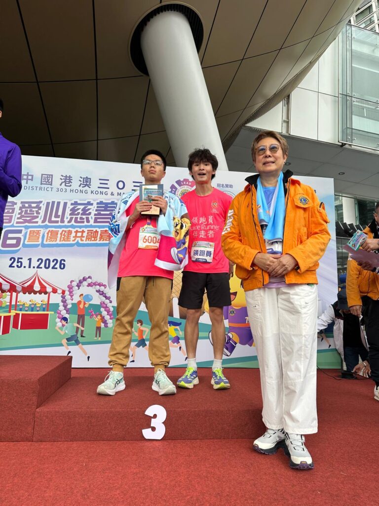 從「靠自己跑得更遠」，到「與他人同行跑得更久」，視障跑手梁小偉（Gary）從不倒翁共融運動協會的創辦人身分出發，走出黑暗，跑進無數人的生命。這次的專訪，不再聚焦於他的個人挑戰，而是深入了解他在推動共融運動過程中，與SEN（特殊教育需要）孩子們的真實互動點滴——那些看似微不足道的片段，卻往往蘊藏最深刻的改變力量。