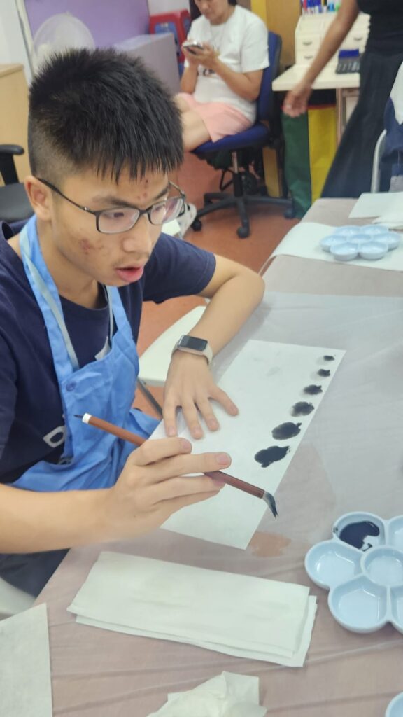 從「靠自己跑得更遠」，到「與他人同行跑得更久」，視障跑手梁小偉（Gary）從不倒翁共融運動協會的創辦人身分出發，走出黑暗，跑進無數人的生命。這次的專訪，不再聚焦於他的個人挑戰，而是深入了解他在推動共融運動過程中，與SEN（特殊教育需要）孩子們的真實互動點滴——那些看似微不足道的片段，卻往往蘊藏最深刻的改變力量。