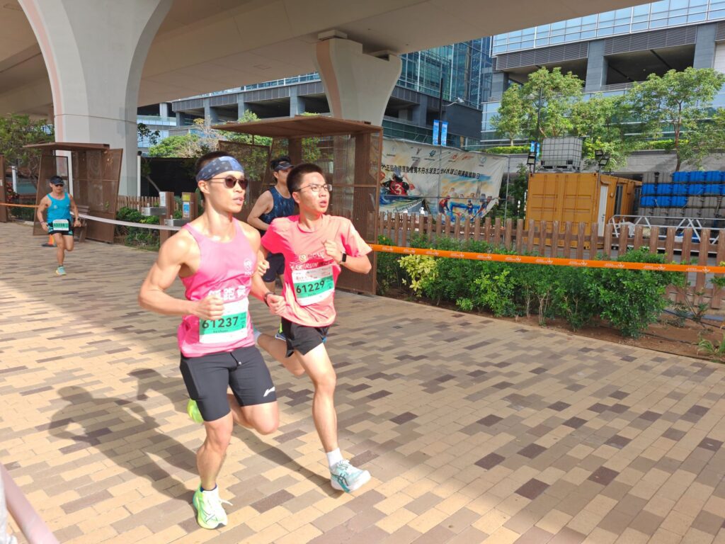 從「靠自己跑得更遠」，到「與他人同行跑得更久」，視障跑手梁小偉（Gary）從不倒翁共融運動協會的創辦人身分出發，走出黑暗，跑進無數人的生命。這次的專訪，不再聚焦於他的個人挑戰，而是深入了解他在推動共融運動過程中，與SEN（特殊教育需要）孩子們的真實互動點滴——那些看似微不足道的片段，卻往往蘊藏最深刻的改變力量。