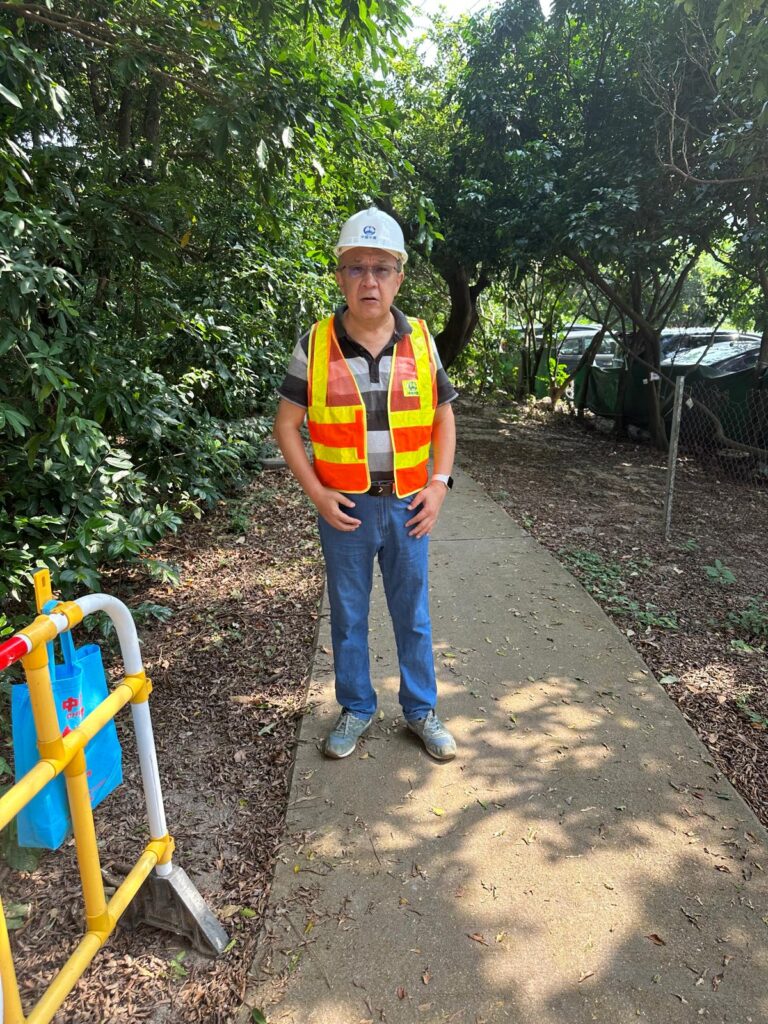 在香港這座以速度見稱的城市裡，地面上的新樓一層層長高；而在地底下，另一段更漫長的故事正靜靜躺著，等人把它說回人間。李浪林博士，師承北京故宮博物院前院長張忠培、曾在古物古蹟辦事處任職逾二十年，用四十多年時間走遍工地、山坡與海邊，把一片片碎陶、一座座遺址、一次次發掘，拼回「香港原來從七千年前就有人在此生活」的證據。這次專訪，他談的不只是考古如何「挖」，更是為何「不能挖錯」：在發展與保育的拉扯之間，如何讓城市的記憶不被匆忙覆蓋。