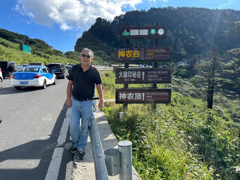 在香港這座以速度見稱的城市裡，地面上的新樓一層層長高；而在地底下，另一段更漫長的故事正靜靜躺著，等人把它說回人間。李浪林博士，師承北京故宮博物院前院長張忠培、曾在古物古蹟辦事處任職逾二十年，用四十多年時間走遍工地、山坡與海邊，把一片片碎陶、一座座遺址、一次次發掘，拼回「香港原來從七千年前就有人在此生活」的證據。這次專訪，他談的不只是考古如何「挖」，更是為何「不能挖錯」：在發展與保育的拉扯之間，如何讓城市的記憶不被匆忙覆蓋。