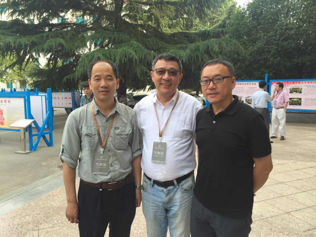 在香港這座以速度見稱的城市裡，地面上的新樓一層層長高；而在地底下，另一段更漫長的故事正靜靜躺著，等人把它說回人間。李浪林博士，師承北京故宮博物院前院長張忠培、曾在古物古蹟辦事處任職逾二十年，用四十多年時間走遍工地、山坡與海邊，把一片片碎陶、一座座遺址、一次次發掘，拼回「香港原來從七千年前就有人在此生活」的證據。這次專訪，他談的不只是考古如何「挖」，更是為何「不能挖錯」：在發展與保育的拉扯之間，如何讓城市的記憶不被匆忙覆蓋。