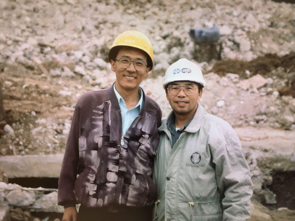 在香港這座以速度見稱的城市裡，地面上的新樓一層層長高；而在地底下，另一段更漫長的故事正靜靜躺著，等人把它說回人間。李浪林博士，師承北京故宮博物院前院長張忠培、曾在古物古蹟辦事處任職逾二十年，用四十多年時間走遍工地、山坡與海邊，把一片片碎陶、一座座遺址、一次次發掘，拼回「香港原來從七千年前就有人在此生活」的證據。這次專訪，他談的不只是考古如何「挖」，更是為何「不能挖錯」：在發展與保育的拉扯之間，如何讓城市的記憶不被匆忙覆蓋。