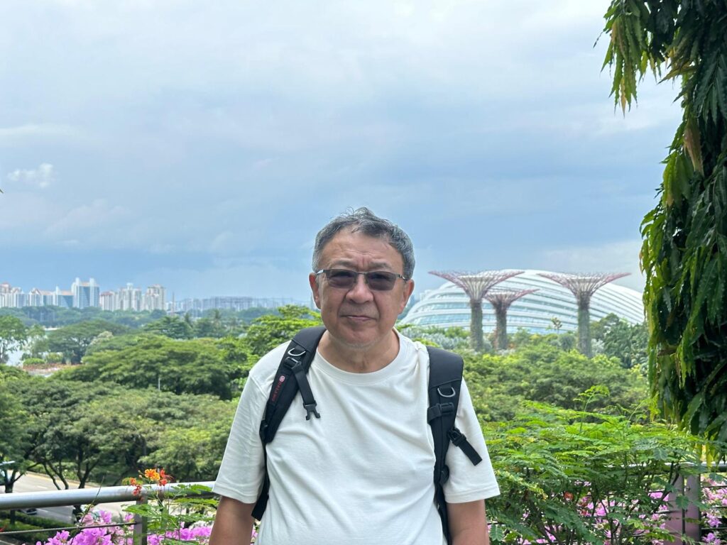 在香港這座以速度見稱的城市裡，地面上的新樓一層層長高；而在地底下，另一段更漫長的故事正靜靜躺著，等人把它說回人間。李浪林博士，師承北京故宮博物院前院長張忠培、曾在古物古蹟辦事處任職逾二十年，用四十多年時間走遍工地、山坡與海邊，把一片片碎陶、一座座遺址、一次次發掘，拼回「香港原來從七千年前就有人在此生活」的證據。這次專訪，他談的不只是考古如何「挖」，更是為何「不能挖錯」：在發展與保育的拉扯之間，如何讓城市的記憶不被匆忙覆蓋。