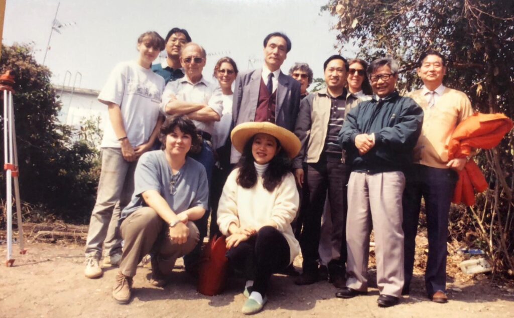 在香港這座以速度見稱的城市裡，地面上的新樓一層層長高；而在地底下，另一段更漫長的故事正靜靜躺著，等人把它說回人間。李浪林博士，師承北京故宮博物院前院長張忠培、曾在古物古蹟辦事處任職逾二十年，用四十多年時間走遍工地、山坡與海邊，把一片片碎陶、一座座遺址、一次次發掘，拼回「香港原來從七千年前就有人在此生活」的證據。這次專訪，他談的不只是考古如何「挖」，更是為何「不能挖錯」：在發展與保育的拉扯之間，如何讓城市的記憶不被匆忙覆蓋。