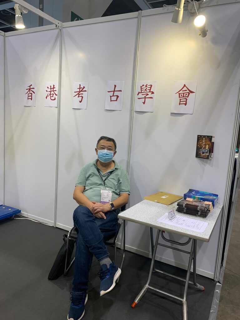 在香港這座以速度見稱的城市裡，地面上的新樓一層層長高；而在地底下，另一段更漫長的故事正靜靜躺著，等人把它說回人間。李浪林博士，師承北京故宮博物院前院長張忠培、曾在古物古蹟辦事處任職逾二十年，用四十多年時間走遍工地、山坡與海邊，把一片片碎陶、一座座遺址、一次次發掘，拼回「香港原來從七千年前就有人在此生活」的證據。這次專訪，他談的不只是考古如何「挖」，更是為何「不能挖錯」：在發展與保育的拉扯之間，如何讓城市的記憶不被匆忙覆蓋。