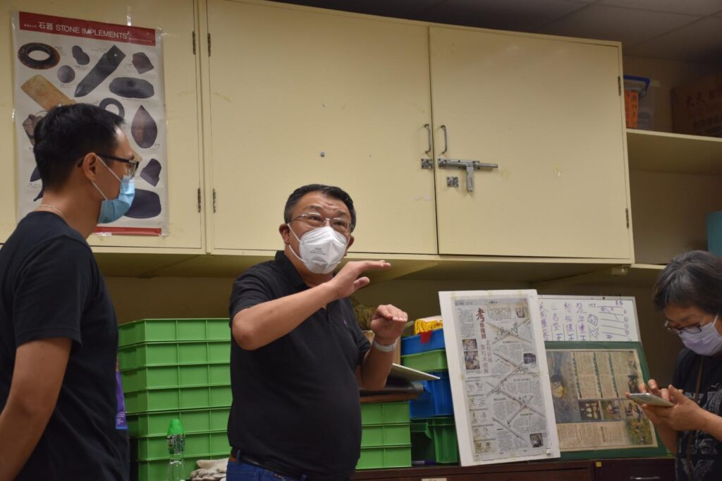 在香港這座以速度見稱的城市裡，地面上的新樓一層層長高；而在地底下，另一段更漫長的故事正靜靜躺著，等人把它說回人間。李浪林博士，師承北京故宮博物院前院長張忠培、曾在古物古蹟辦事處任職逾二十年，用四十多年時間走遍工地、山坡與海邊，把一片片碎陶、一座座遺址、一次次發掘，拼回「香港原來從七千年前就有人在此生活」的證據。這次專訪，他談的不只是考古如何「挖」，更是為何「不能挖錯」：在發展與保育的拉扯之間，如何讓城市的記憶不被匆忙覆蓋。