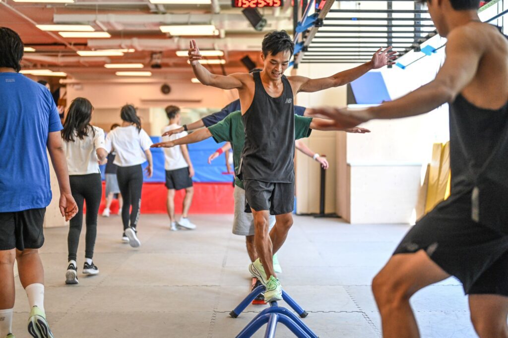 在城市的邊緣與縫隙之間，有些人用腳步重新量度世界。說起Parkour（飛躍道／跑酷），大眾往往先想到高樓之間的驚險跳躍、翻滾落地的刺激畫面；但在盧振宗Gon Sir口中，這項運動更像一種「跟自己對話」的方法——不逞強、不炫技，反而越練越懂得照顧自己、照顧身邊的人，甚至照顧所處的環境。而最令人意外的是：這位全職教練形容自己從小「內向、陰柔」，身形瘦削，也正因如此，他走出了一條與想像中「極限運動員」完全不同的路。