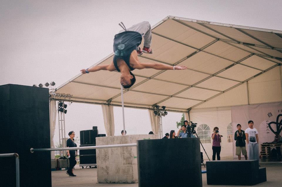 在城市的邊緣與縫隙之間，有些人用腳步重新量度世界。說起Parkour（飛躍道／跑酷），大眾往往先想到高樓之間的驚險跳躍、翻滾落地的刺激畫面；但在盧振宗Gon Sir口中，這項運動更像一種「跟自己對話」的方法——不逞強、不炫技，反而越練越懂得照顧自己、照顧身邊的人，甚至照顧所處的環境。而最令人意外的是：這位全職教練形容自己從小「內向、陰柔」，身形瘦削，也正因如此，他走出了一條與想像中「極限運動員」完全不同的路。